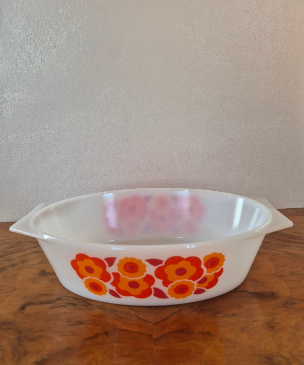 Grand plat à four arcopal vintage, avec son couvercle, modèle