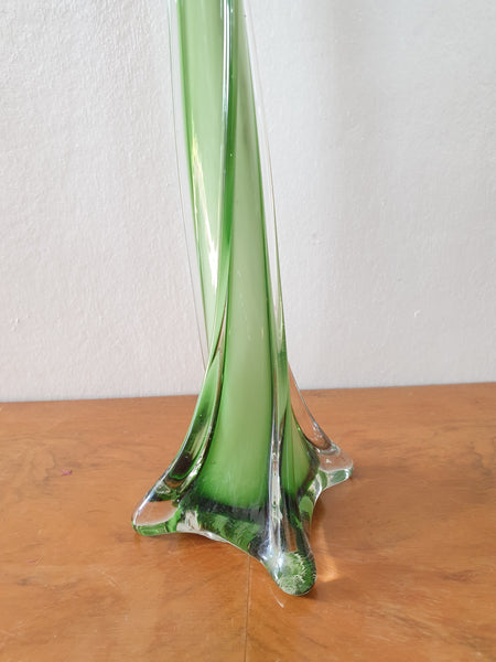 Elégant soliflore vert pâle en verre