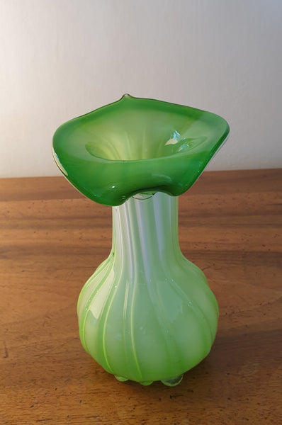 Vase en verre en forme d'arum