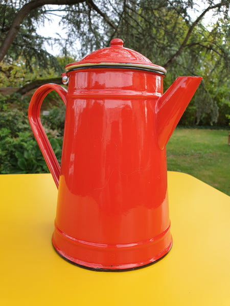 Cafetière rouge en tôle émaillée