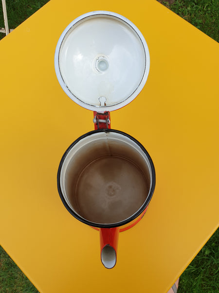 Cafetière rouge en tôle émaillée