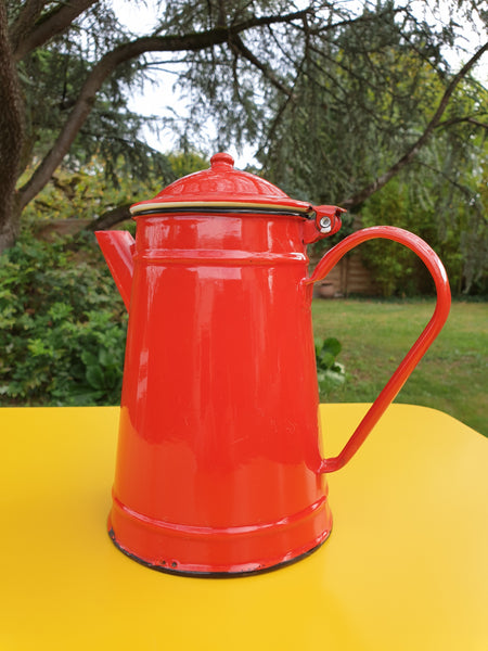 Cafetière rouge en tôle émaillée