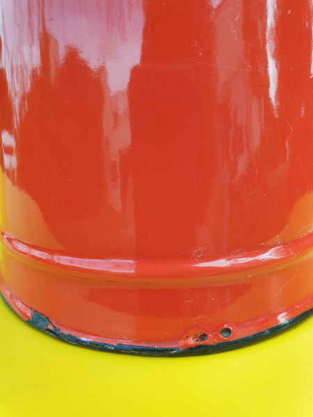 Cafetière rouge en tôle émaillée