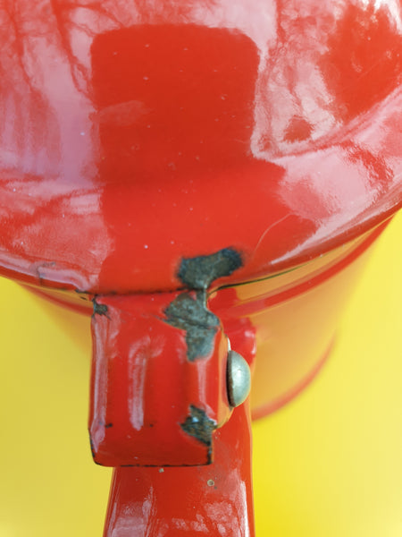 Cafetière rouge en tôle émaillée