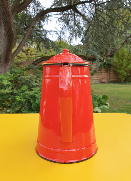 Cafetière rouge en tôle émaillée