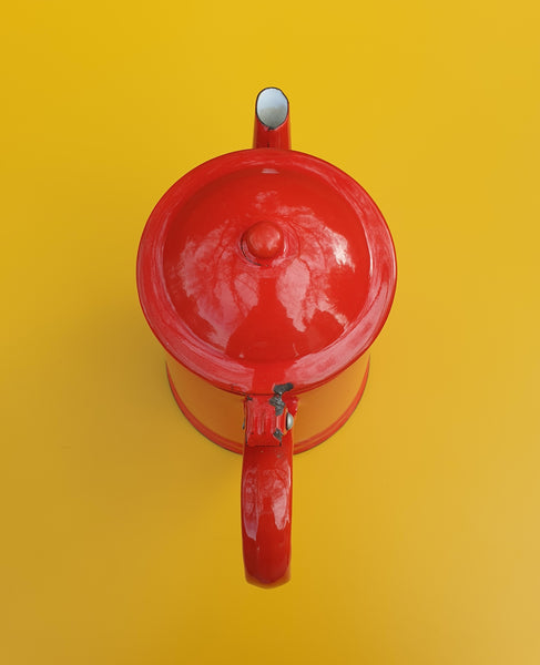 Cafetière rouge en tôle émaillée
