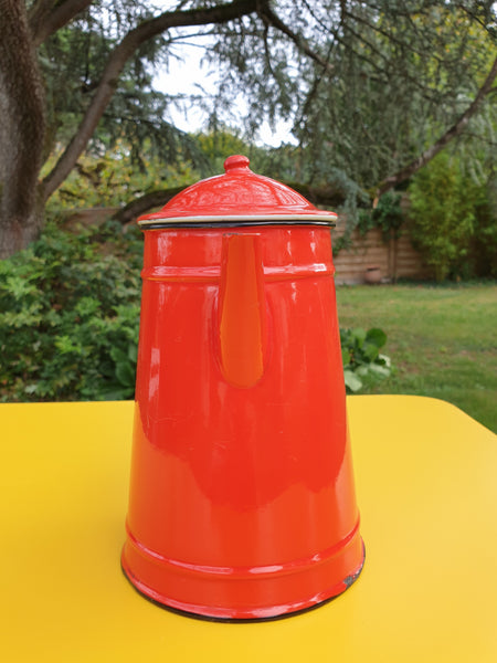 Cafetière rouge en tôle émaillée