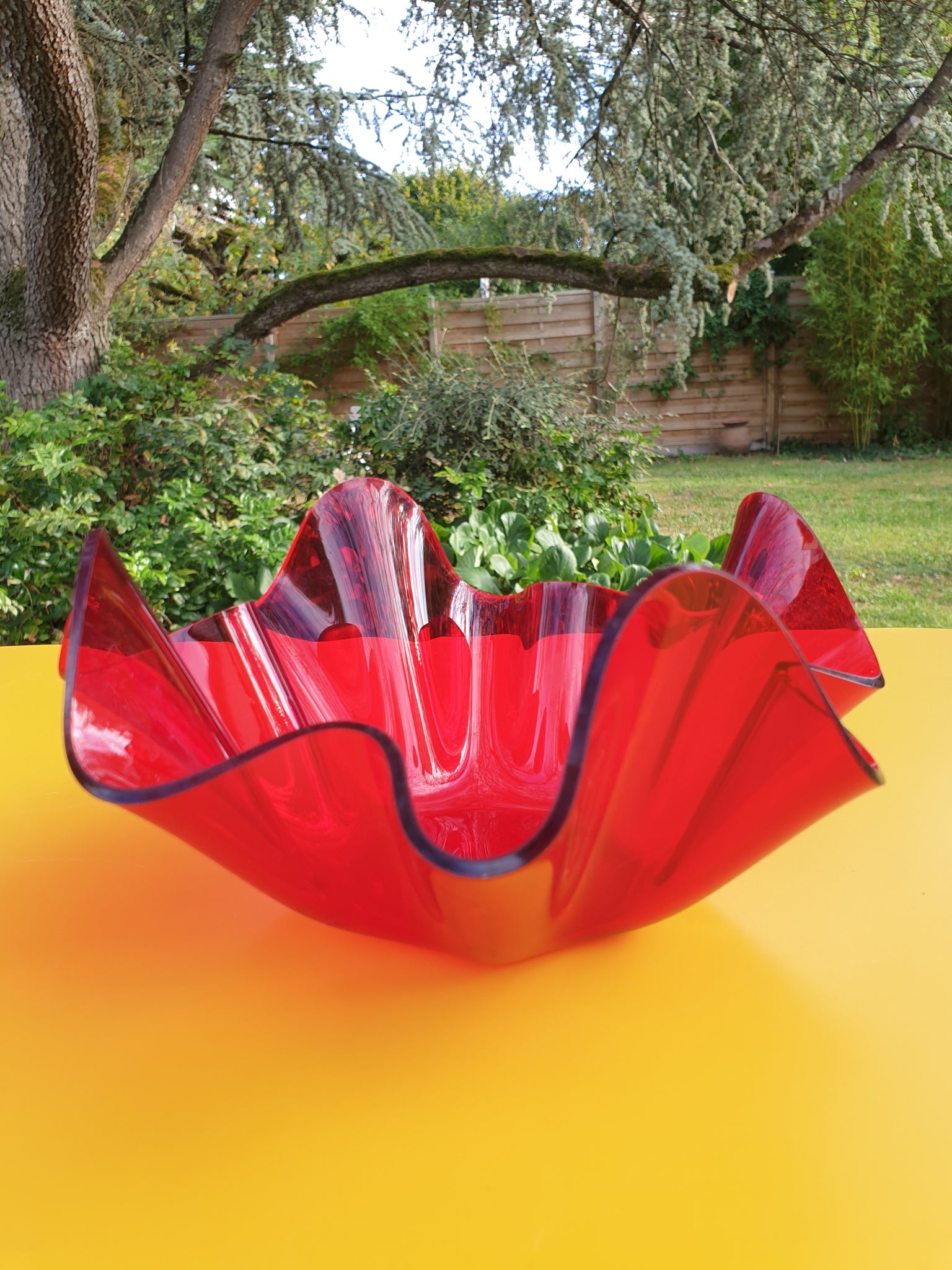 Coupe mouchoir rouge en plexiglass années 70/80