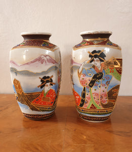 Paire de vases japonais en porcelaine années 30