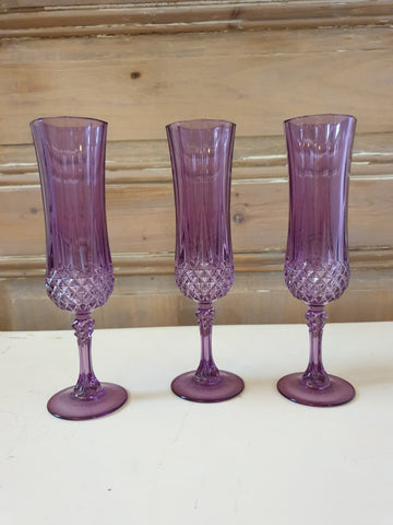 3 élégantes flûtes violettes en cristal d'Arques