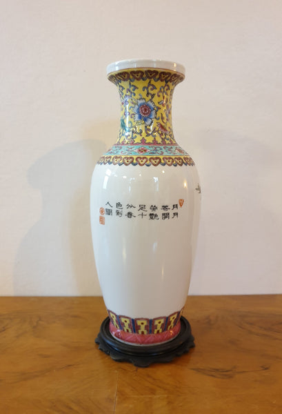 Très beau vase chinois en porcelaine motifs peints à la main