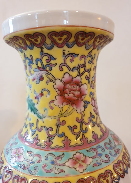 Très beau vase chinois en porcelaine motifs peints à la main