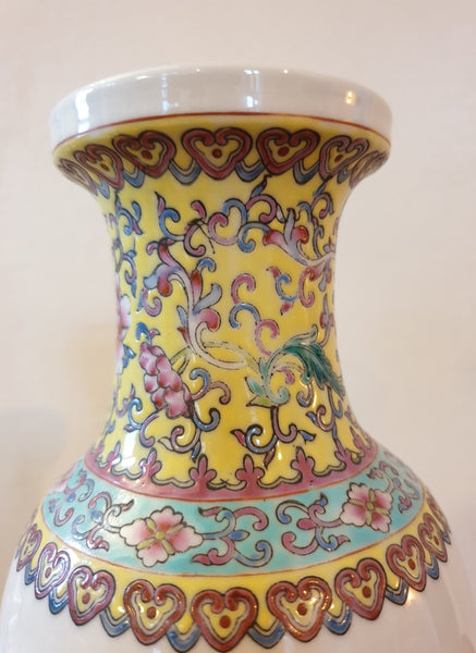 Très beau vase chinois en porcelaine motifs peints à la main