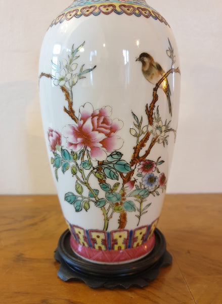 Très beau vase chinois en porcelaine motifs peints à la main