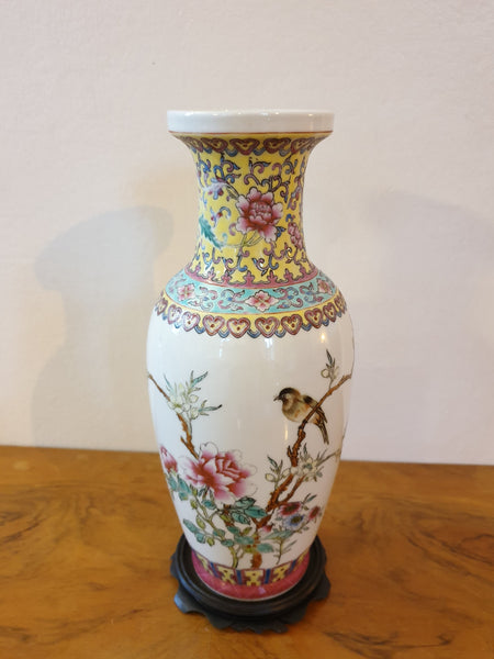 Très beau vase chinois en porcelaine motifs peints à la main