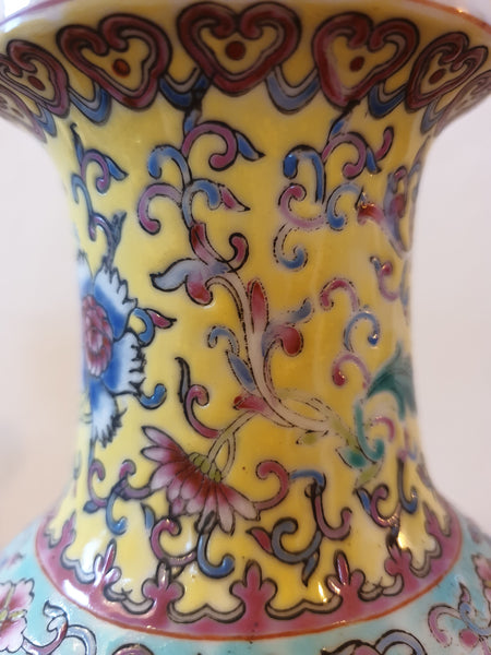 Très beau vase chinois en porcelaine motifs peints à la main