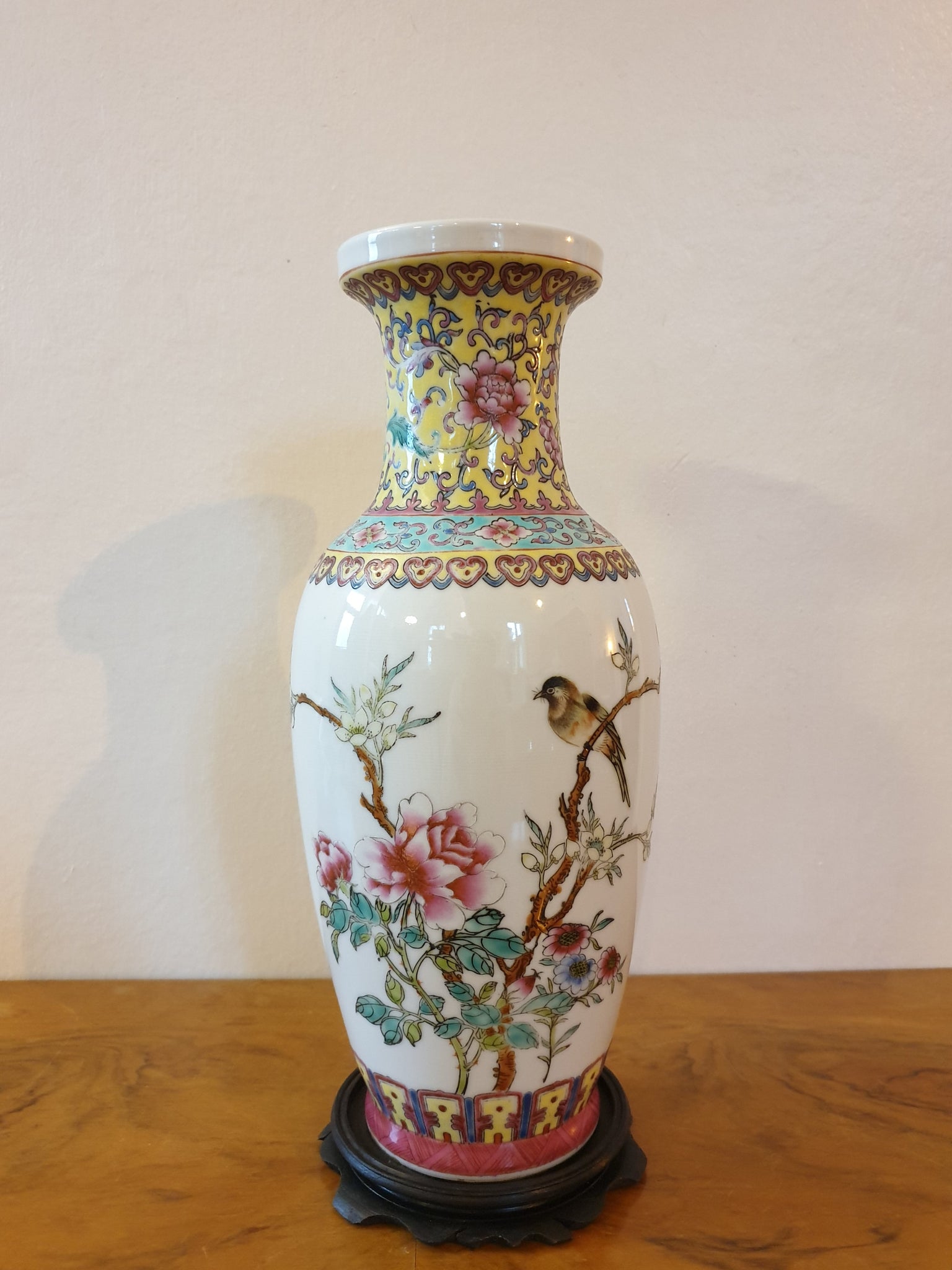 Très beau vase chinois en porcelaine motifs peints à la main