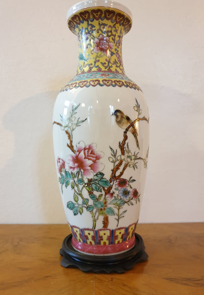 Très beau vase chinois en porcelaine motifs peints à la main