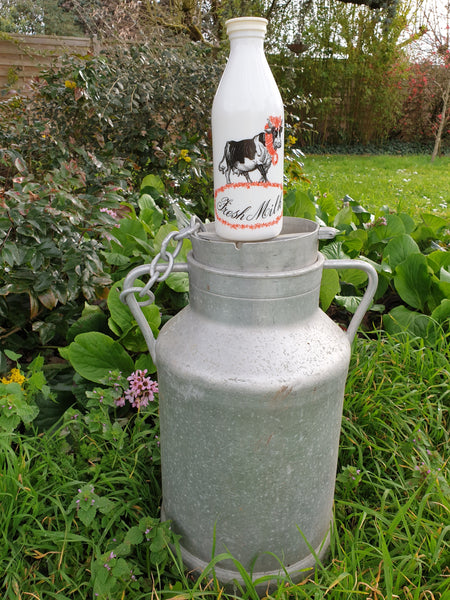 Bouteille rare EGIZIA en opaline motif vache années 80/90