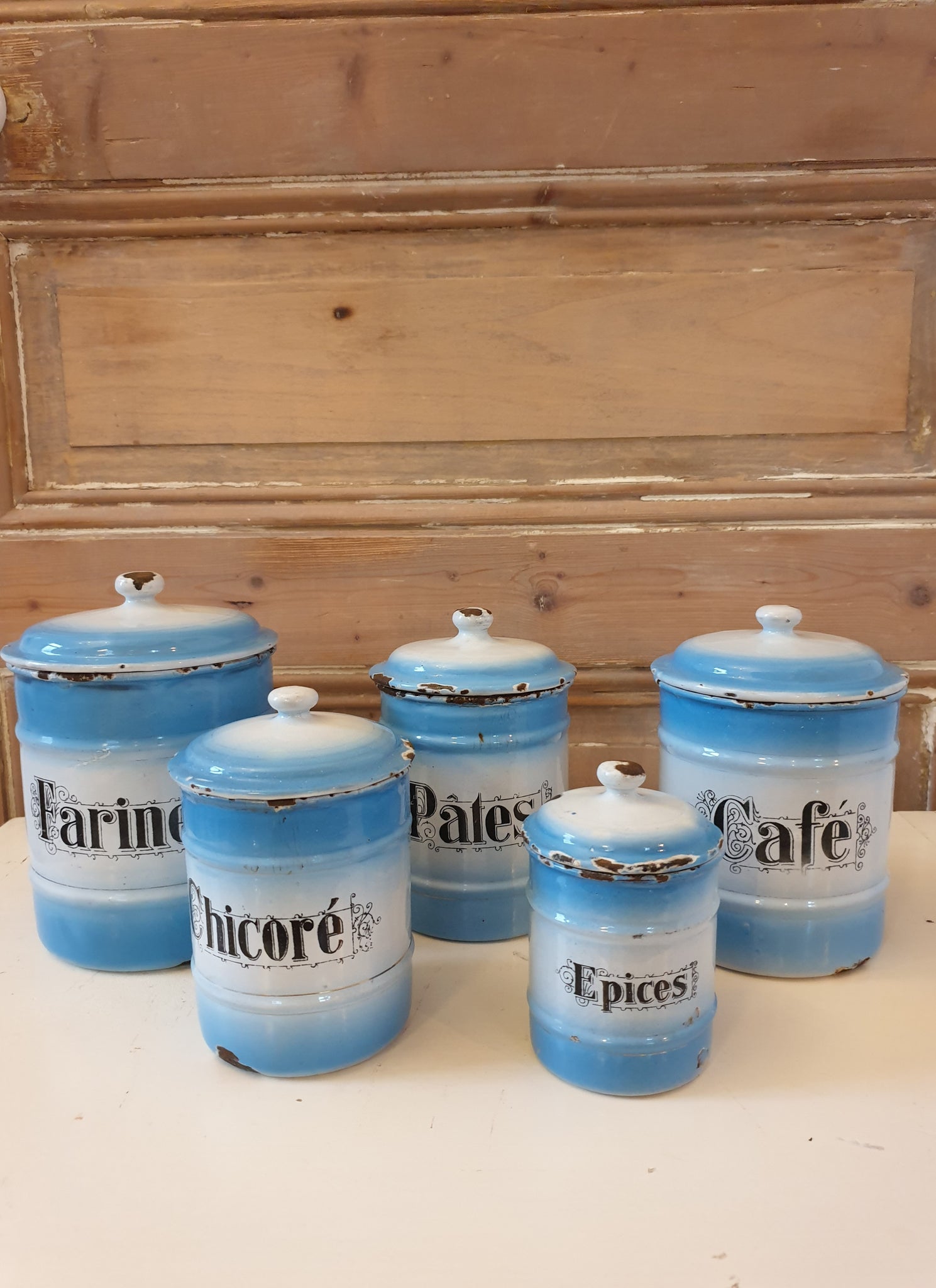 5 Pots à épices anciens bleus et blancs en tôle émaillée