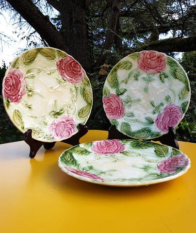 3 Assiettes en barbotine à décor de roses