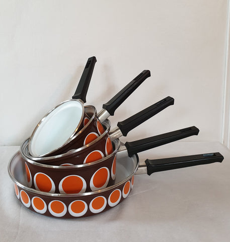 Batterie de cuisine marron avec motifs orange et blancs années 70