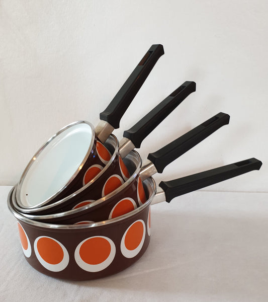 Batterie de cuisine marron avec motifs orange et blancs années 70