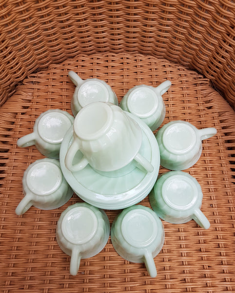 10 tasses et sous-tasses en opaline verte années 60/70