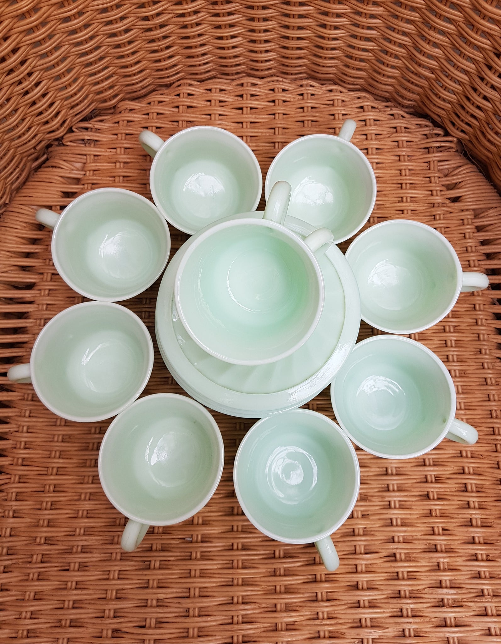 10 tasses et sous-tasses en opaline verte années 60/70