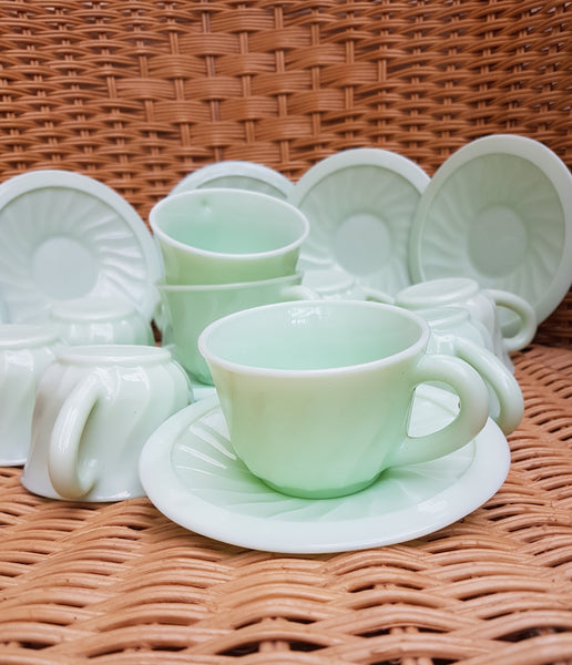 10 tasses et sous-tasses en opaline verte années 60/70