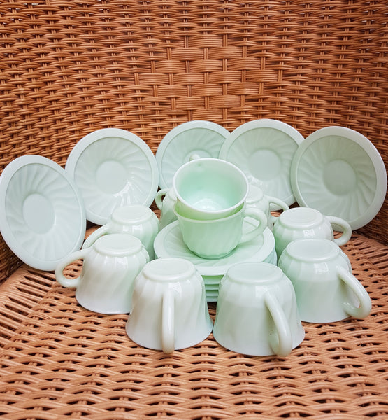 10 tasses et sous-tasses en opaline verte années 60/70