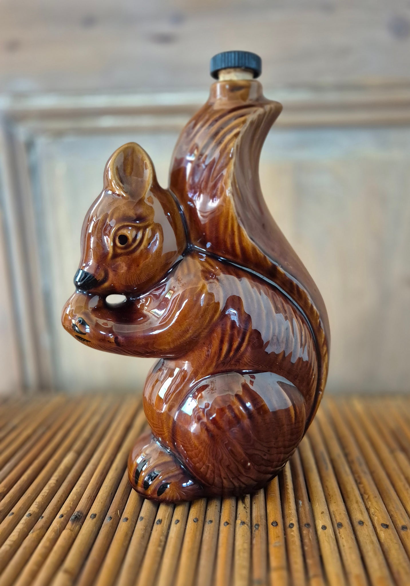 Bouteille en céramique en forme d’écureuil
