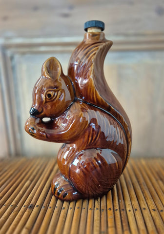 Bouteille en céramique en forme d’écureuil