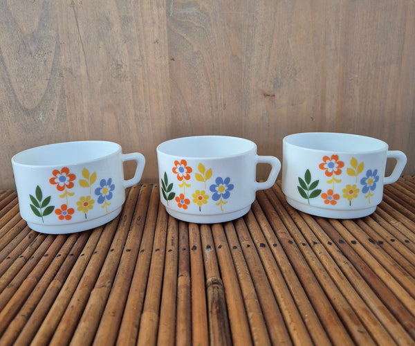 3 tasses Arcopal années 70 modèle FLEURETTE