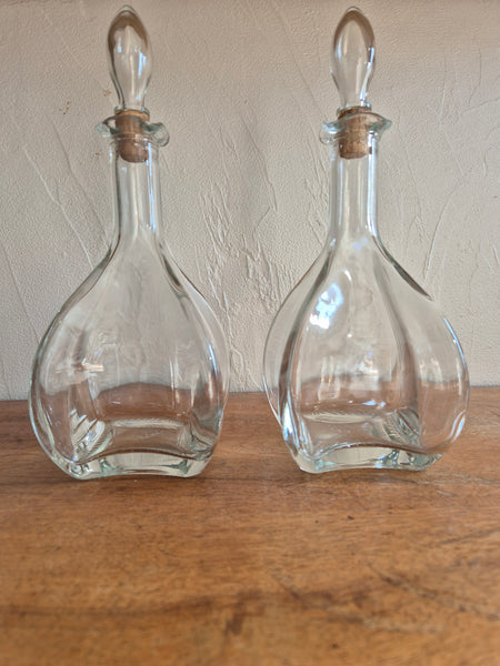 2 carafes en verre de forme originale
