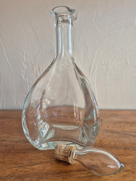 2 carafes en verre de forme originale