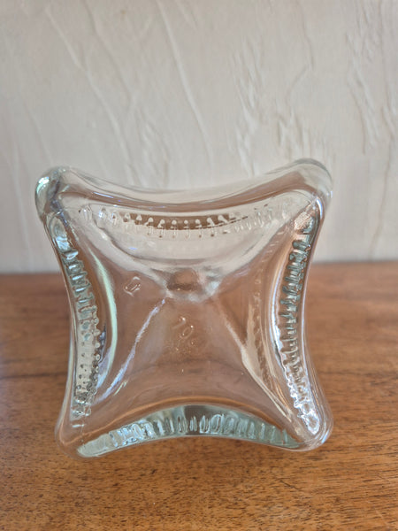 2 carafes en verre de forme originale