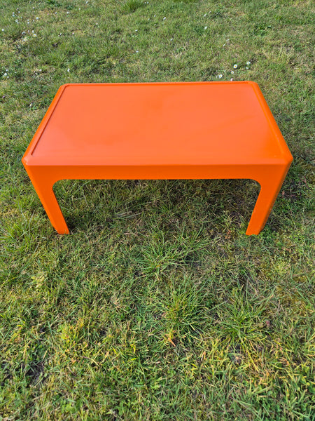 Salon de jardin orange années 70 en plastique moulé Design GILAC