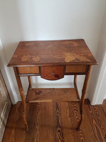 Petite table d'appoint en bambou et marqueterie Art Nouveau dans le style d’Emile Gallé