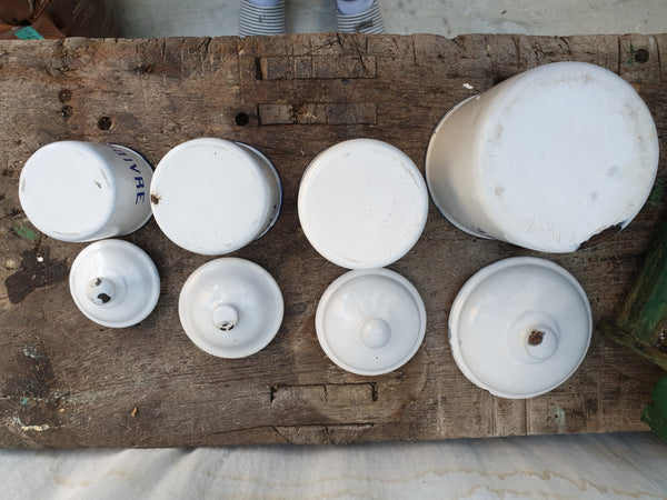 Série de 4 pots à épices anciens en tôle émaillée