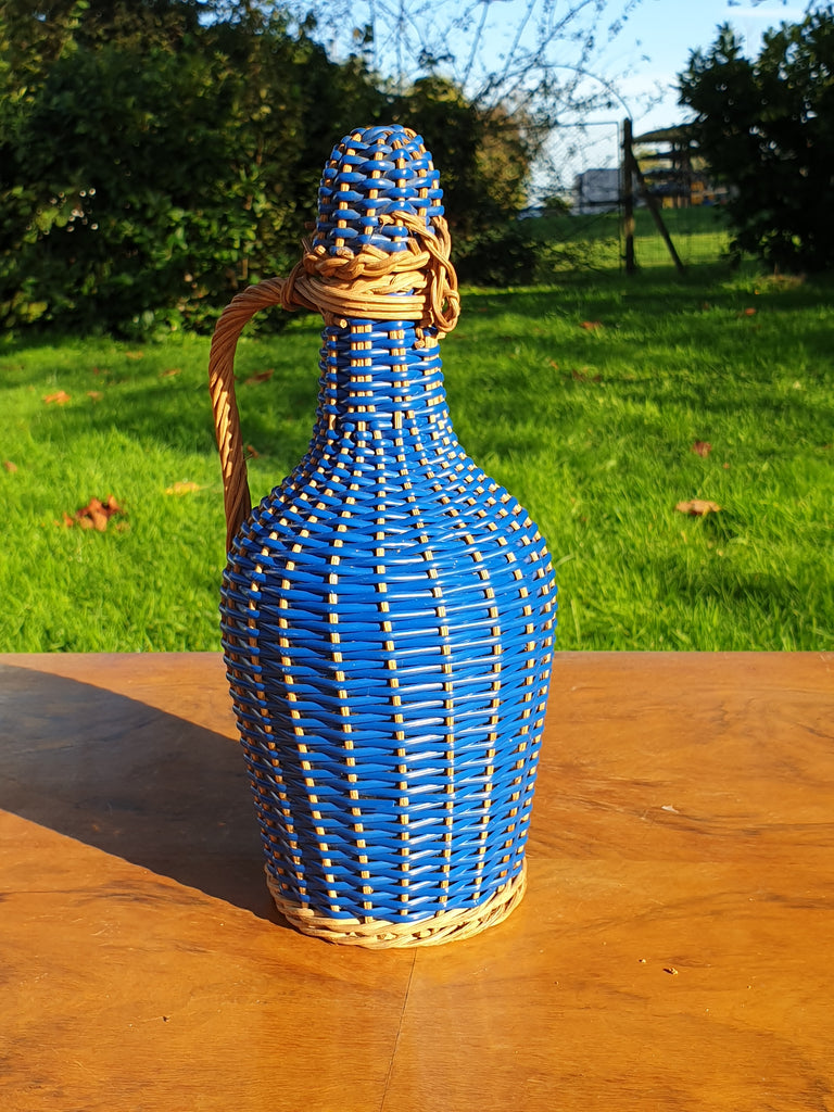 C2/ BOUTEILLE VINTAGE OSIER ROTIN SCOUBIDOU ROUGE ET VERTE ANNEE 60s C2/ BOUTEILLE VINTAGE OSIER ROTIN SCOUBIDOU ROUGE ET VERTE ANNEE 60s