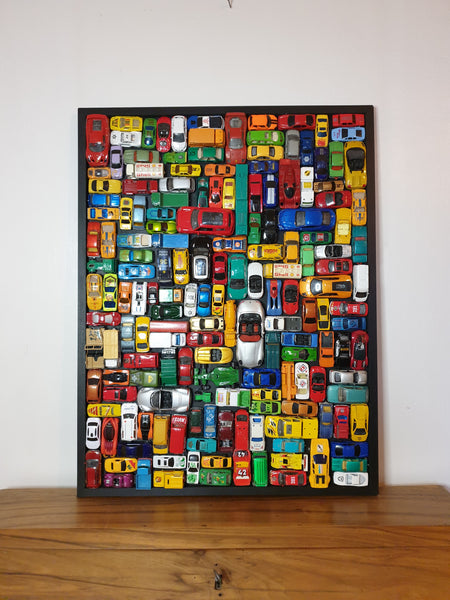 Tableau unique réalisé avec des voitures miniatures de seconde main