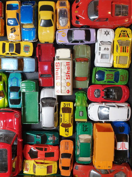 Tableau unique réalisé avec des voitures miniatures de seconde main