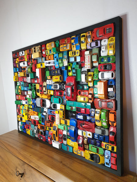 Tableau unique réalisé avec des voitures miniatures de seconde main