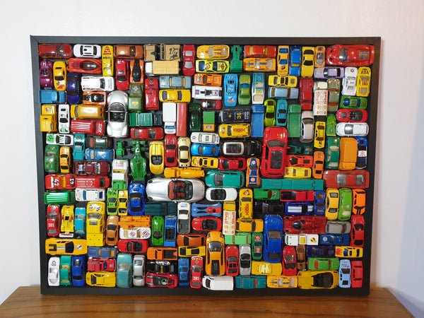 Tableau unique réalisé avec des voitures miniatures de seconde main