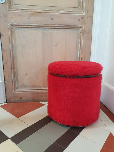 Véritable pouf/coffre en « moumoute » rouge années 60/70