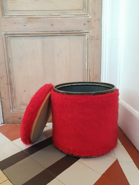 Véritable pouf/coffre en « moumoute » rouge années 60/70