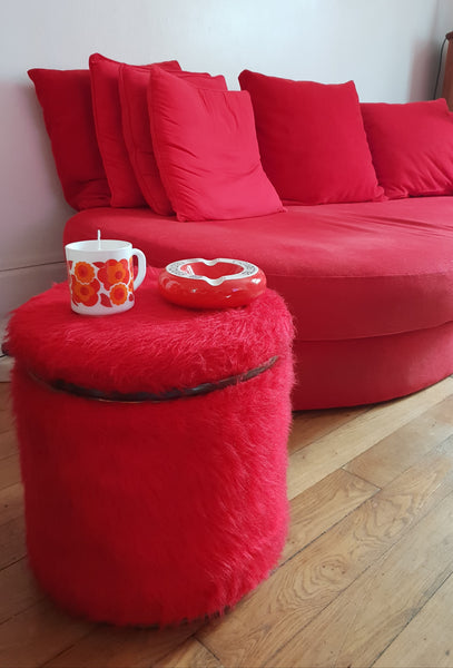 Véritable pouf/coffre en « moumoute » rouge années 60/70