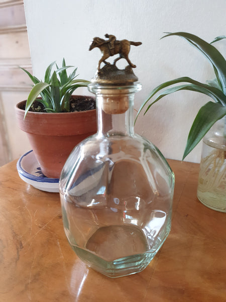 Carafe en verre avec son bouchon « cavalier »