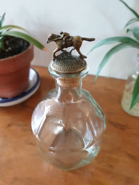 Carafe en verre avec son bouchon « cavalier »